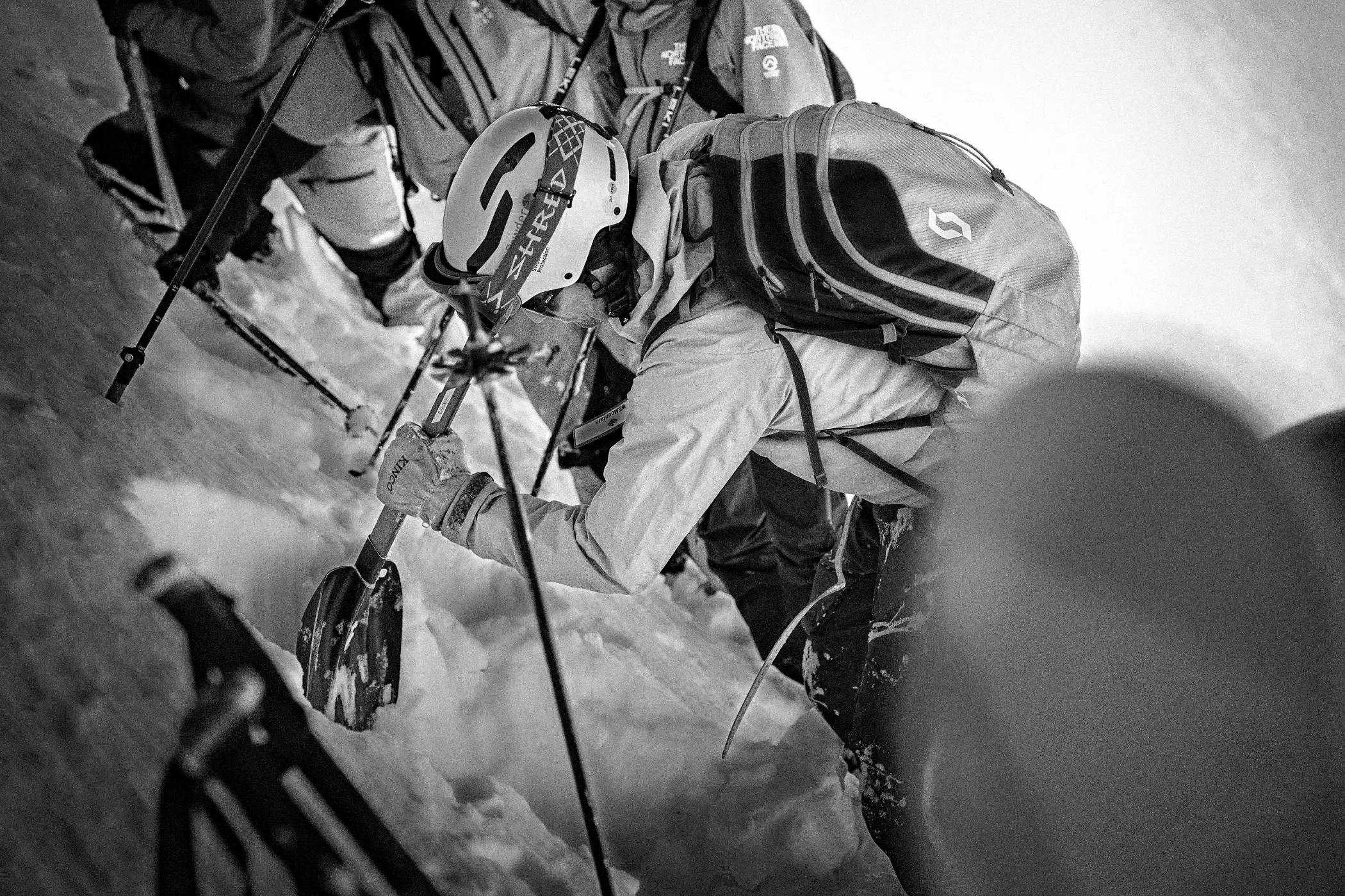 Creusage d'un profil de neige lors d'une formation avalanche